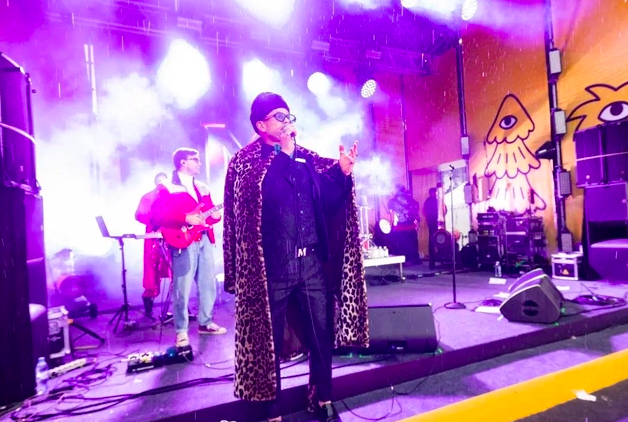 Фото В леопардовой шубе и меховой шапке: новосибирец Митя Фомин выступил в Шерегеше — яркие фото 2 - Сиб.ФМ Фото В леопардовой шубе и меховой шапке: новосибирец Митя Фомин выступил в Шерегеше — яркие фото 2